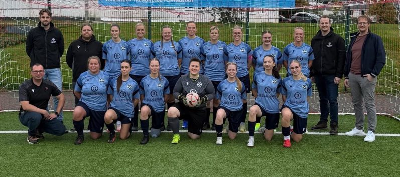 Damenmannschaft mit neuen Trikots